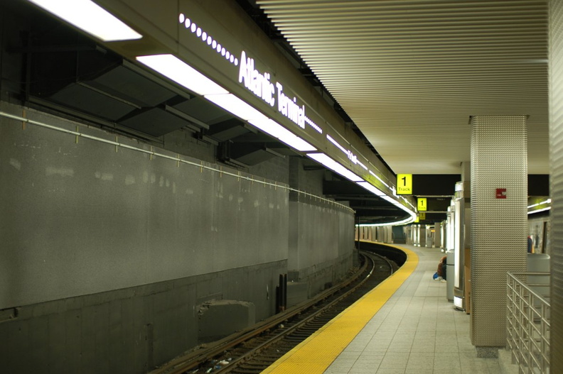 Track 1 @ Flatbush Avenue / Atlantic Terminal (LIRR City Terminal Zone). Photo taken by Brian Weinberg, 9/6/2006. DSC_7594a.jpg
