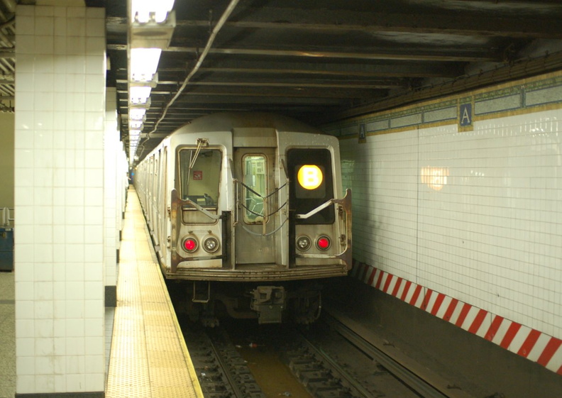 R-40 @ Atlantic Av (B). Photo taken by Brian Weinberg, 9/6/2006. DSC_7604a.jpg