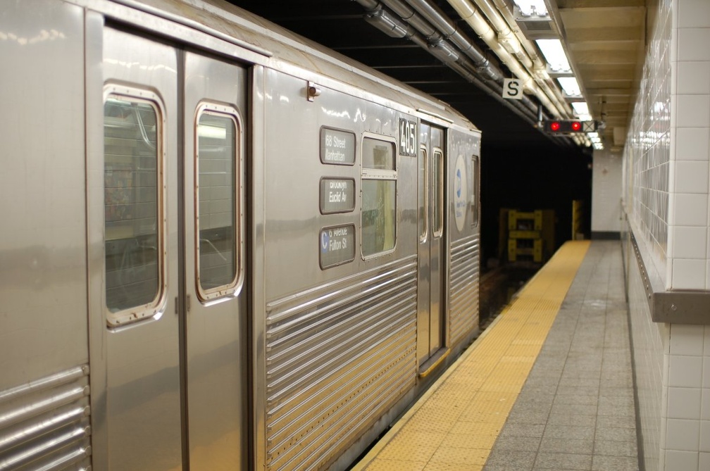 R-38 4051 @ 207 St (C). This (C) train likely arrived due to a delay in (A) service. Photo taken by Brian Weinberg, 9/17/2006.