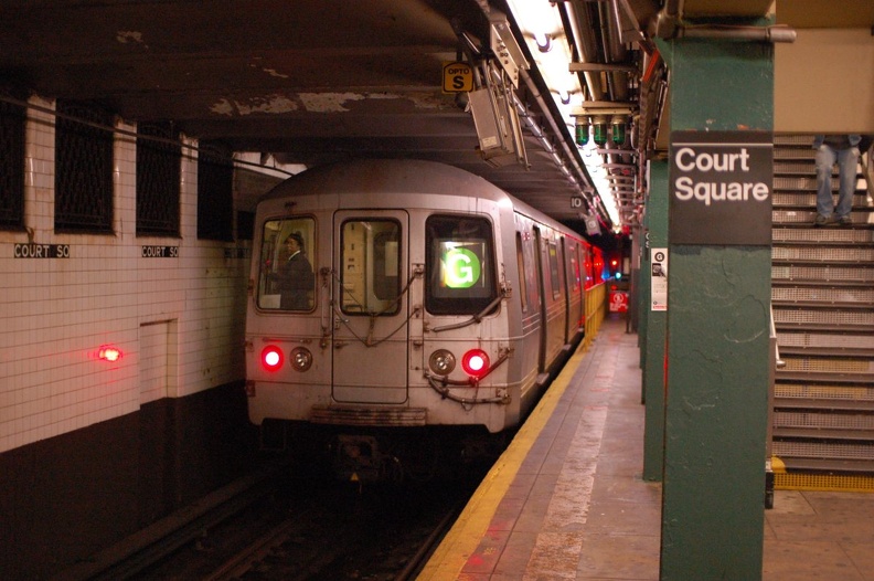 R-46 5646 @ Long Island City - Court Square (G). Photo taken by Brian Weinberg, 10/18/2006.