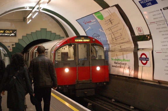 1973 Tube Stock @ Gloucester Road (Piccadilly). Photo taken by Brian Weinberg, 12/30/2006.