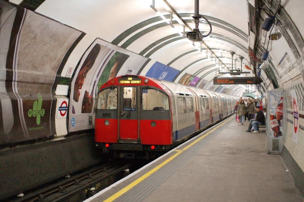 1973 Tube Stock @ Gloucester Road (Piccadilly). Photo taken by Brian Weinberg, 12/30/2006.