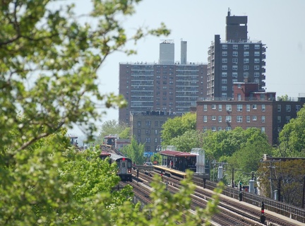 Burke Av (2/5) and Allerton Av (2/5) as seen from Gun Hill Rd (2/5). R-142 6406 is in the distance. Photo taken by Brian Weinber