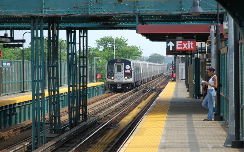 R-143 8292 @ Livonia Av (L). Photo taken by Brian Weinberg, 5/28/2007.