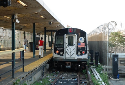 R-143 8212 @ Rockaway Pkwy (L). Photo taken by Brian Weinberg, 5/28/2007.