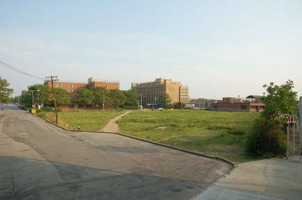 East 105 St (L). Empty lot next to station. Photo taken by Brian Weinberg, 5/28/2007.