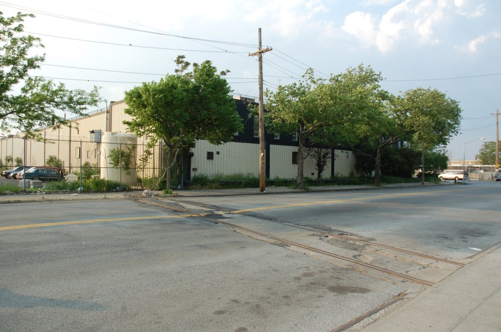 East 105 St (L). Photo taken by Brian Weinberg, 5/28/2007.