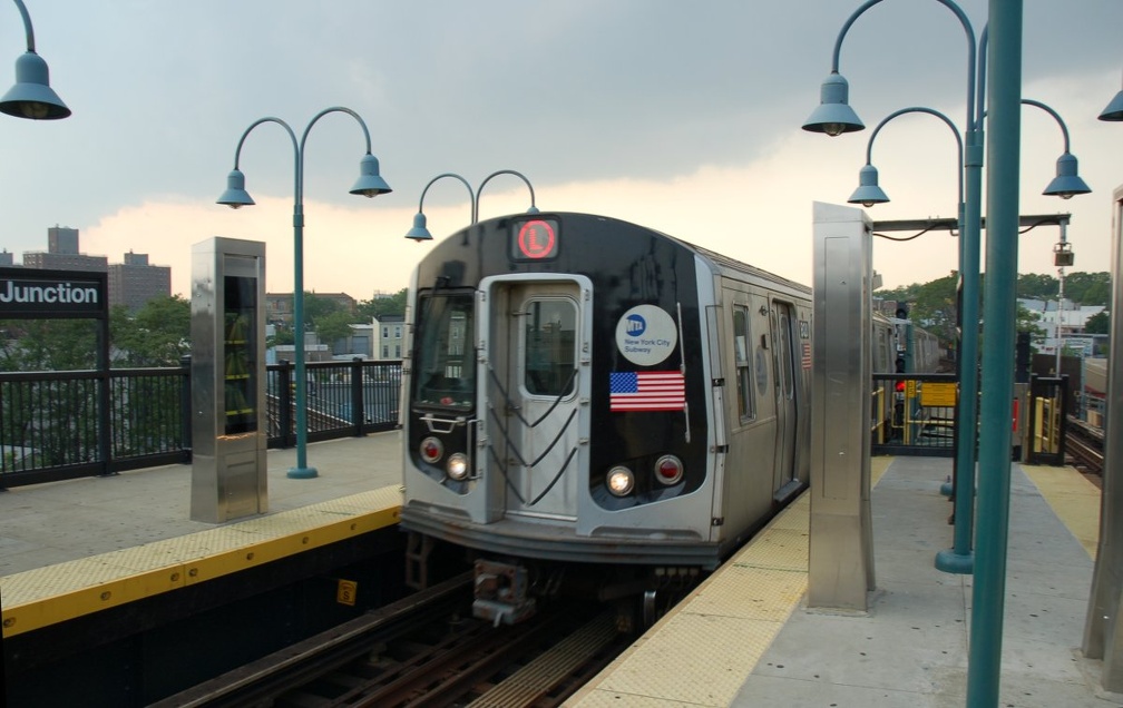 R-143 8120 @ Broadway Junction (L). Photo taken by Brian Weinberg, 5/28/2007.