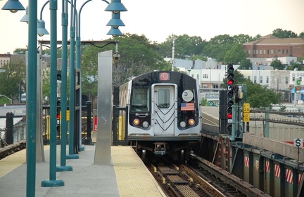 R-143 8257 @ Broadway Junction (L). Photo taken by Brian Weinberg, 5/28/2007.