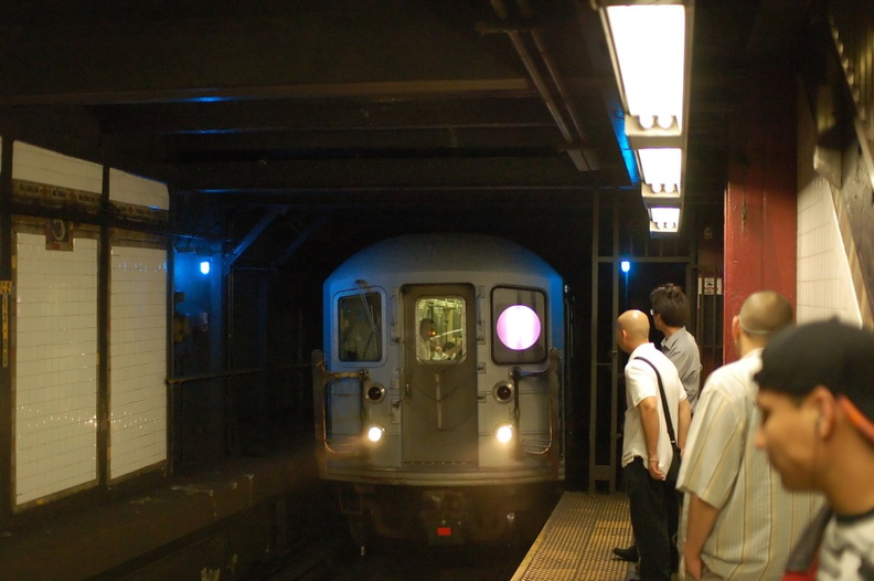 R-62A 2052 @ 5 Av (7). Photo taken by Brian Weinberg, 6/8/2007. DSC_3568f.jpg