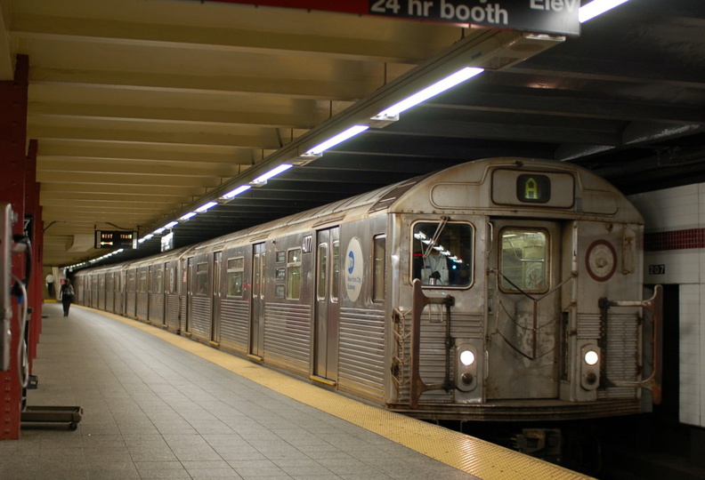 R-38 4077 @ Inwood - 207 St (A). Photo taken by Brian Weinberg, 7/24/2007.