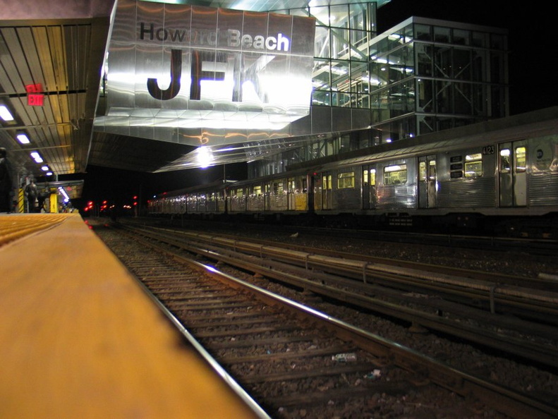 R-38 (A) sb @ Howard Beach. IMG_7392.jpg