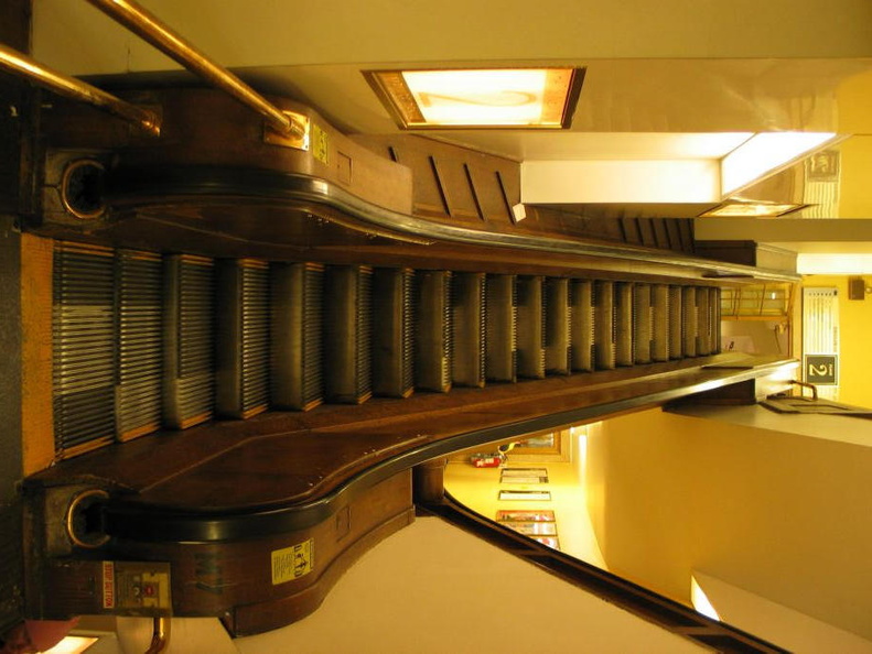 Escalator M7 @ Macy's. Photo taken by Brian Weinberg, 1/11/2004.