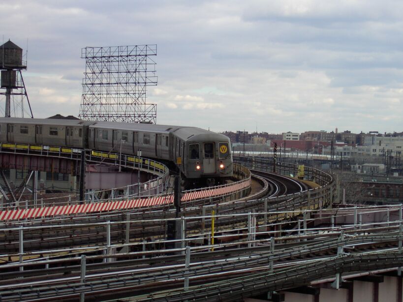 R-68 @ Queensboro Plaza (N/W). Photo by Brian Weinberg, 01/09/2003.
