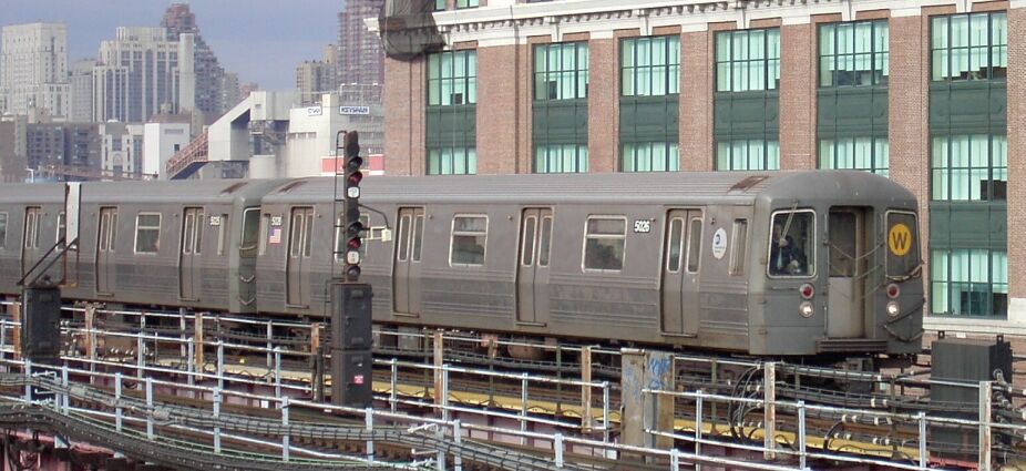R-68 @ Queensboro Plaza (N/W). Photo by Brian Weinberg, 01/09/2003.