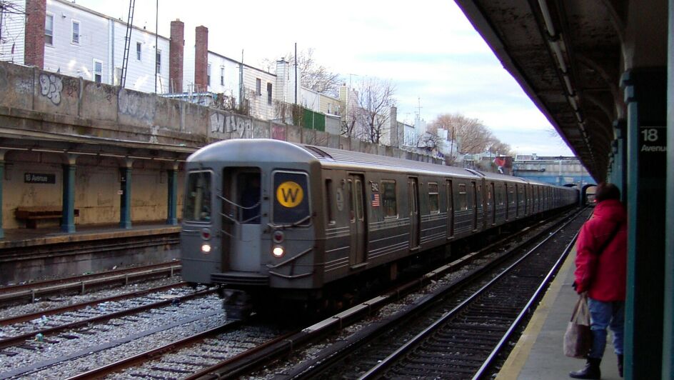 R-68 5142 @ 18 Av (N). This is a lost (W) train. Photo by Brian Weinberg, 01/09/2003.