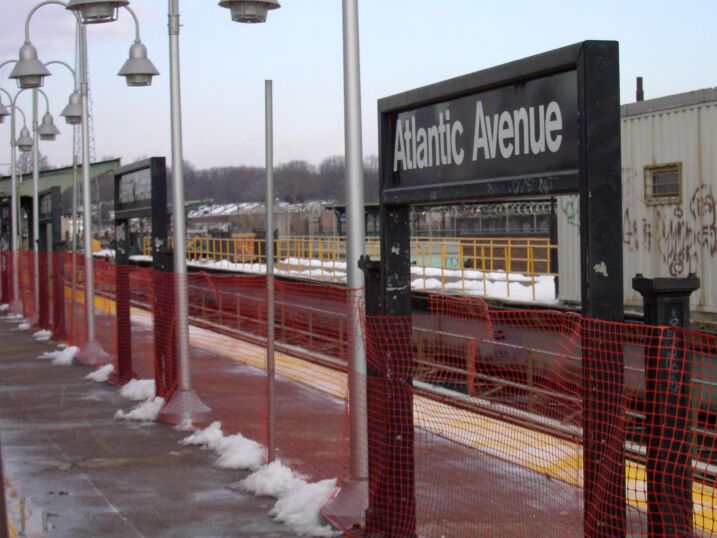 Platform @ Atlantic Ave (L). Photo taken by Brian Weinberg, 12/29/2002. (76k) PDRM1257.jpg