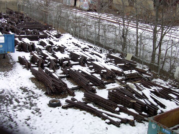 Walking further towards Junius St, the view looking north from the pedestrain bridge. Photo taken by Brian Weinberg, 12/29/2002.
