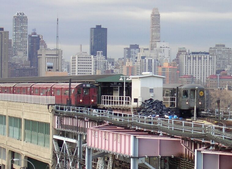 Queensboro Plaza (N/W/7). Photo by Brian Weinberg, 01/09/2003.