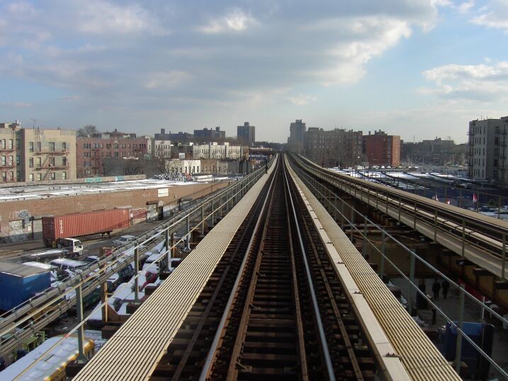 Looking out the rear of a nb (3) train approaching Sutter Av. Photo taken by Brian Weinberg, 12/29/2002. (90k) PDRM1269.jpg
