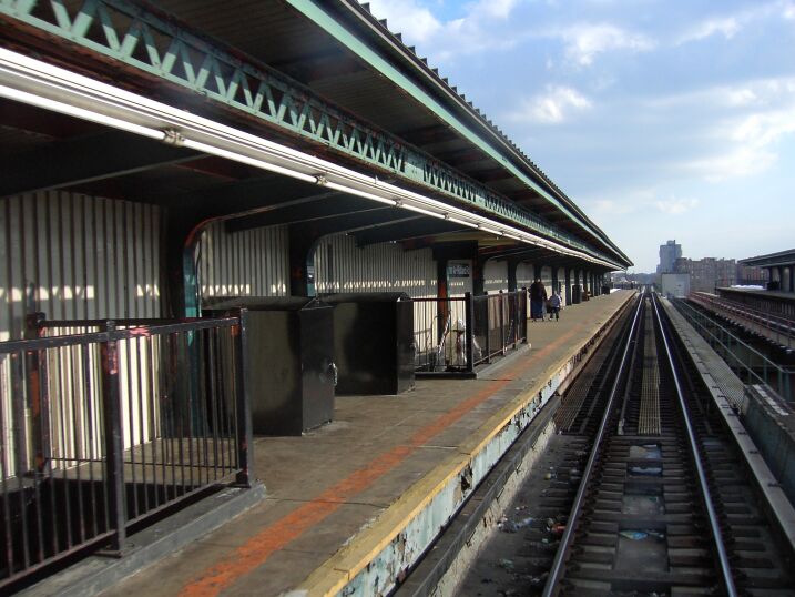 Looking out the rear of a nb (3) train at Sutter Av. Photo taken by Brian Weinberg, 12/29/2002. (84k) PDRM1270.jpg