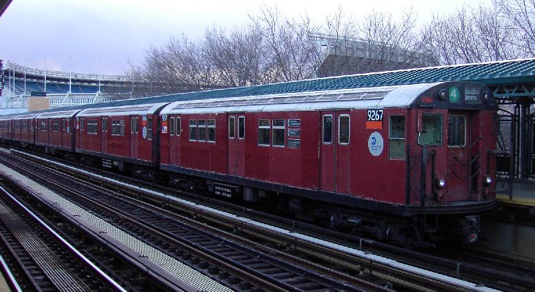 R-33ML 9267 @ 161 St-Yankee Stadium (4). Photo taken by Brian Weinberg, 3/31/2003.