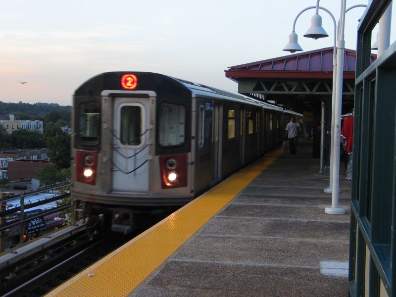 R-142 6340 @ Gun Hill Road (2/5). Photo taken by Brian Weinberg, 9/7/2004.