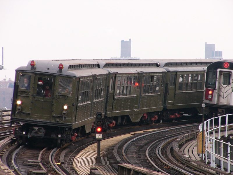 Lo-V 5292 @ Whitlock Av (fan trip). Photo taken by Brian Weinberg, 12/19/2004.