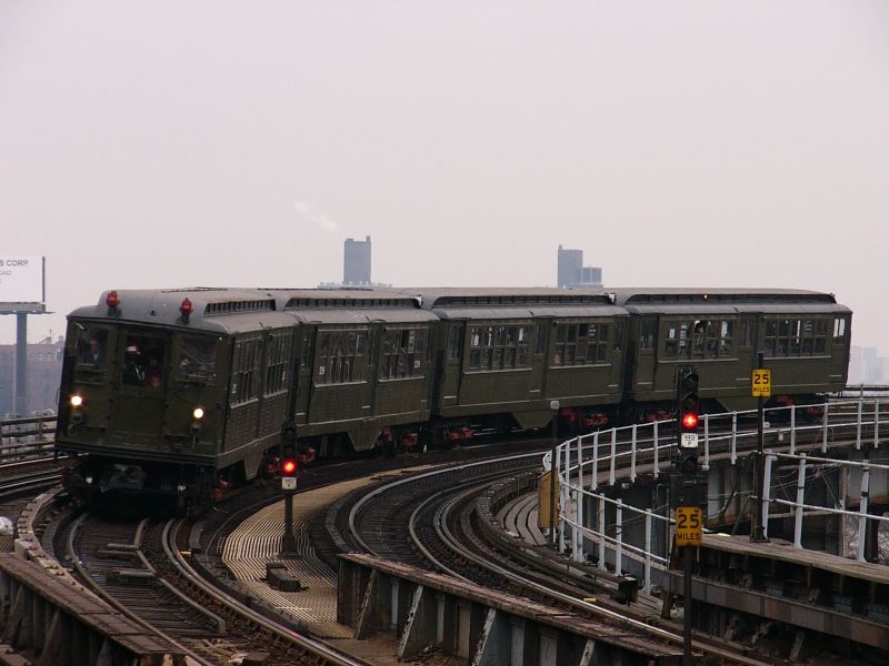 Lo-V 5292 @ Whitlock Av (fan trip). Photo taken by Brian Weinberg, 12/19/2004.