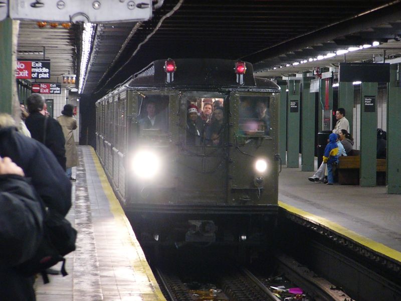 Lo-V 5292 @ Hunts Point Av (fan trip). Photo taken by Brian Weinberg, 12/19/2004.