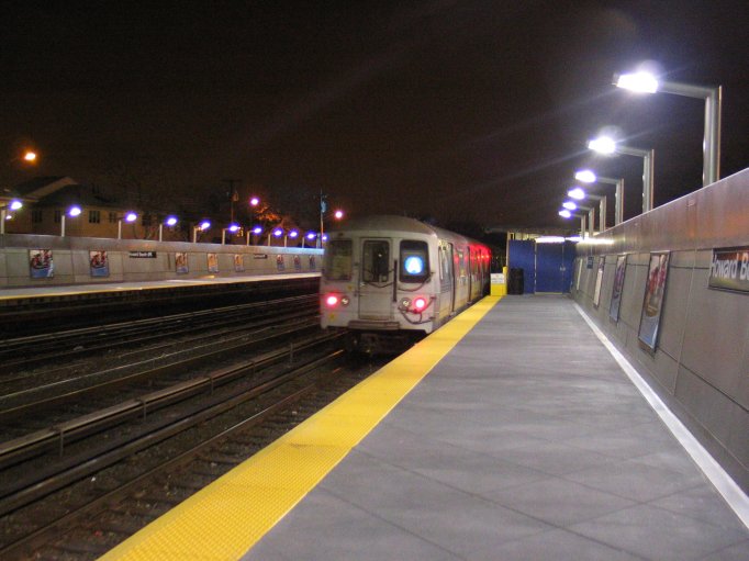An out of service R-44 (A) nb @ Howard Beach. IMG_7390.jpg